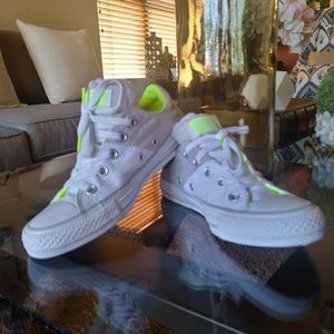 CONVERSE TENNIS SHOES SIZE (5)